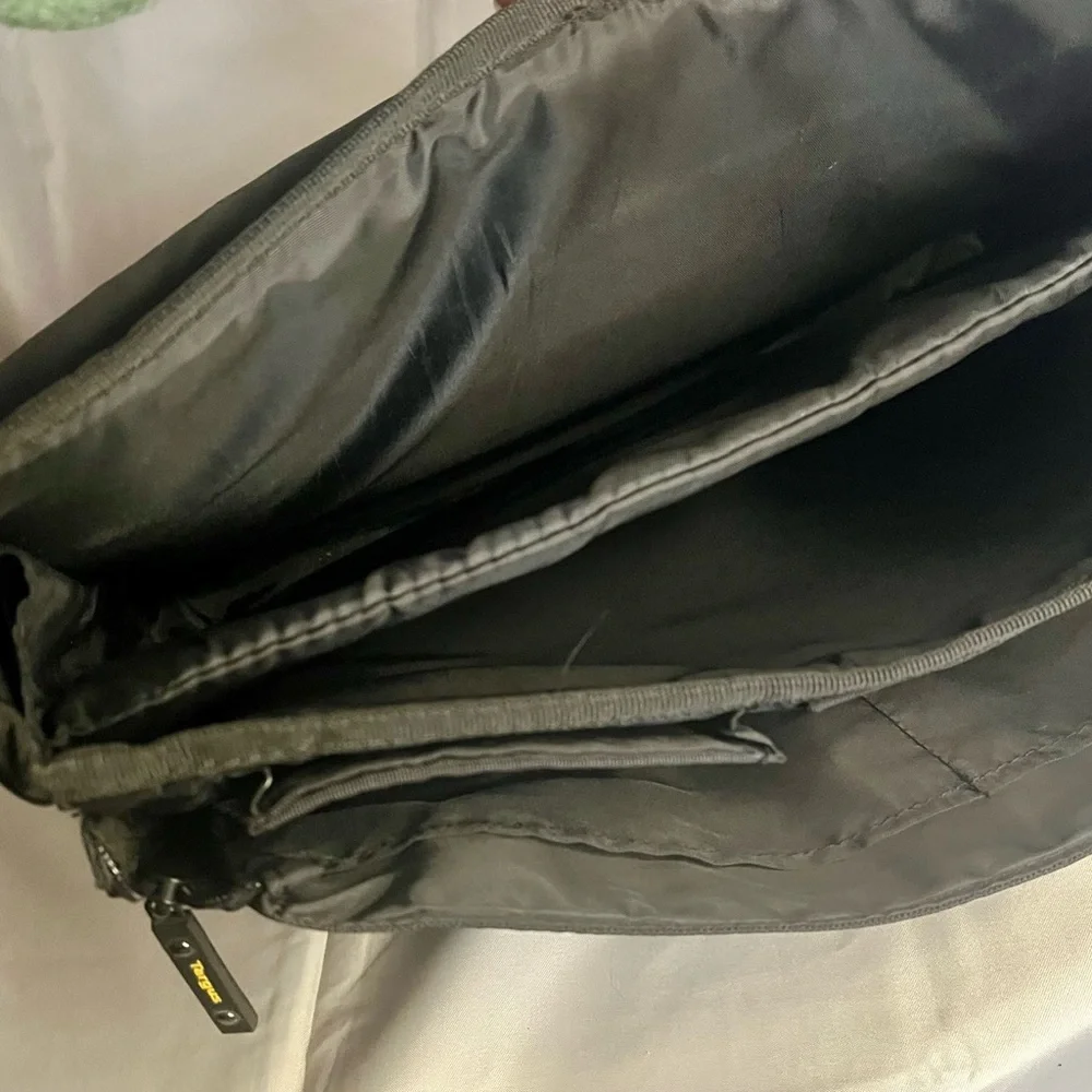 Targus City Gerald Black and Gray Men's Messenger Bag